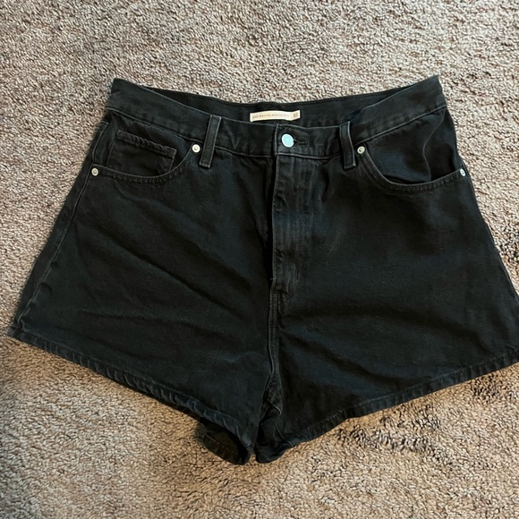 Levi High Wasted Mom Shorts - Picture 3 of 4